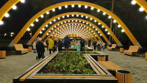 Парк Сокольники вечером