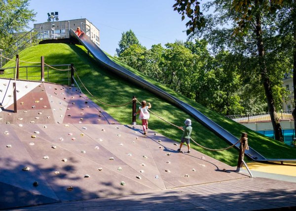 Горка в Делегатском парке