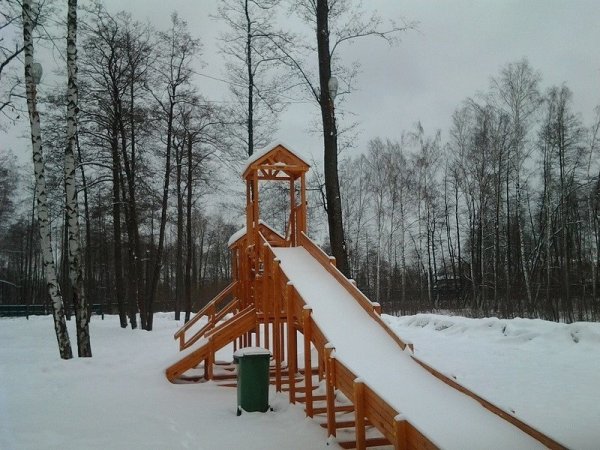 Деревянная горка зимой