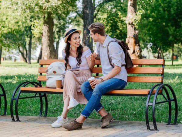 Парень с девушкой на лавочке