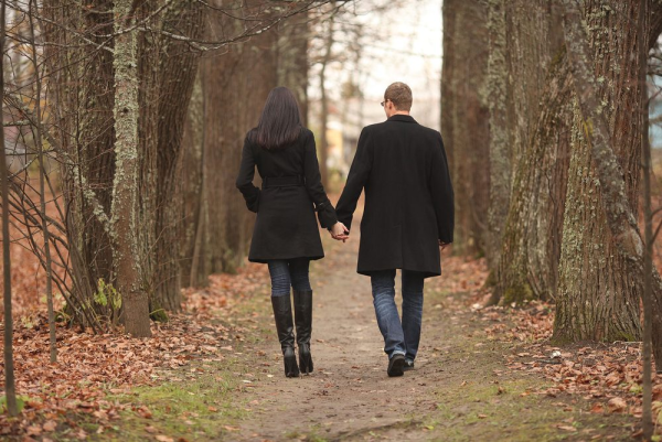 Парень с девушкой в парке