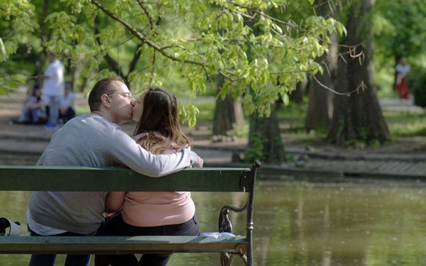 Парень с девушкой на скамейке в парке