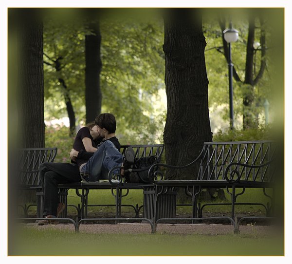 Двое на лавочке в парке