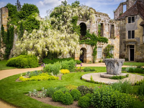 Сад Левенс Холл Англия