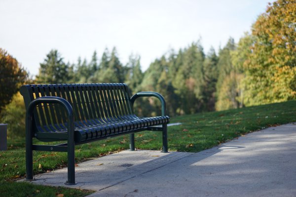 Скамейка на улице