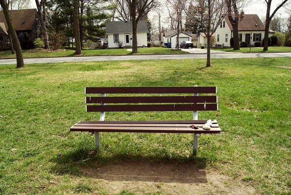 Скамейка в парке спереди