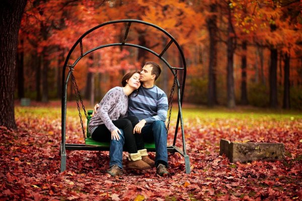 Влюбленная парочка в парке