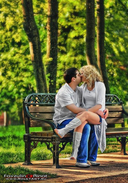 Влюбленные на скамейке