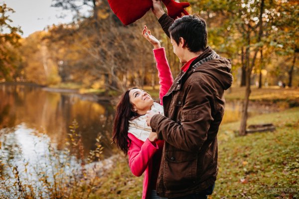 Лав стори в лесу осенью