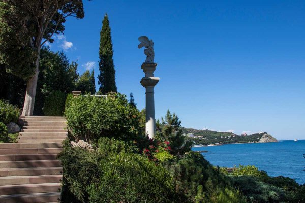 Парк Айвазовского Партенит скамейка