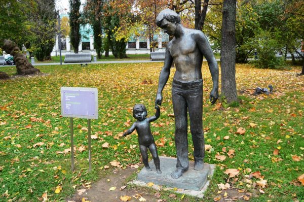 Памятник отцы и дети Музеон