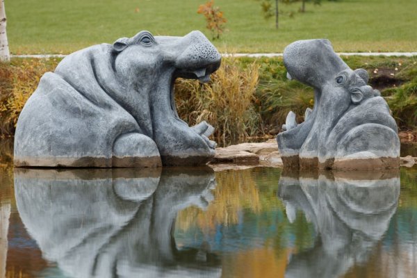 Анималистическая скульптура в парке