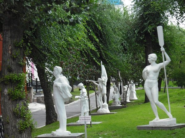 Советская Парковая скульптура Пионер