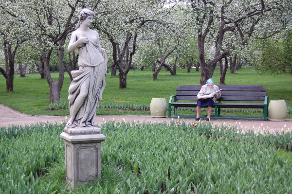Парк с античными статуями в Москве