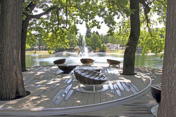 Парк с фонтаном и лавочками в Москве