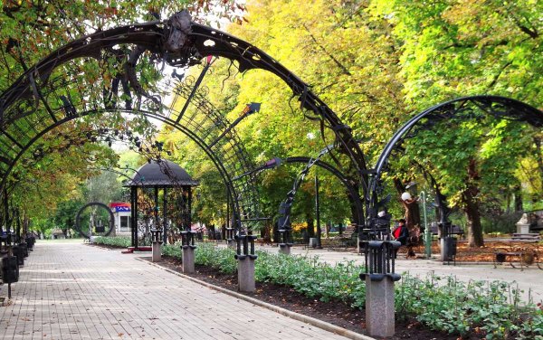 Парк кованных фигур в Донецке