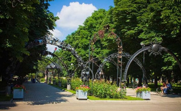 Парк кованных фигур в Донецке