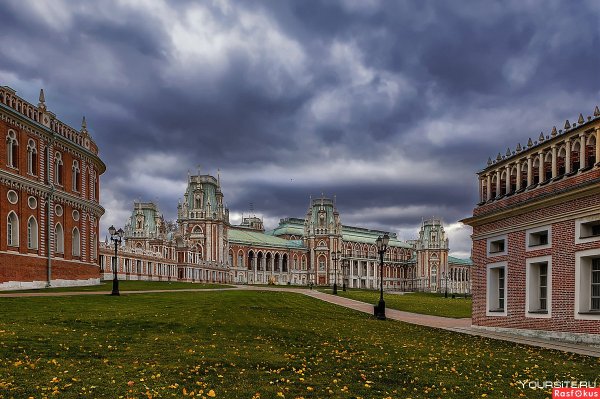 Дворец Царицыно в Москве осенью