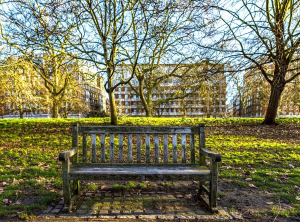 Лавочка в городе