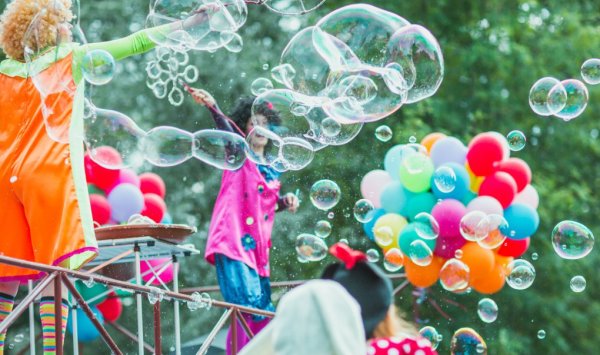 Клоун и мыльные пузыри