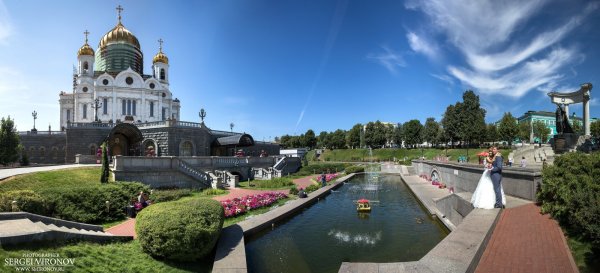 Сквер у храма Христа Спасителя