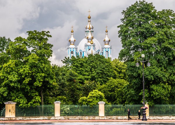 Сад Смольного собора Санкт-Петербург