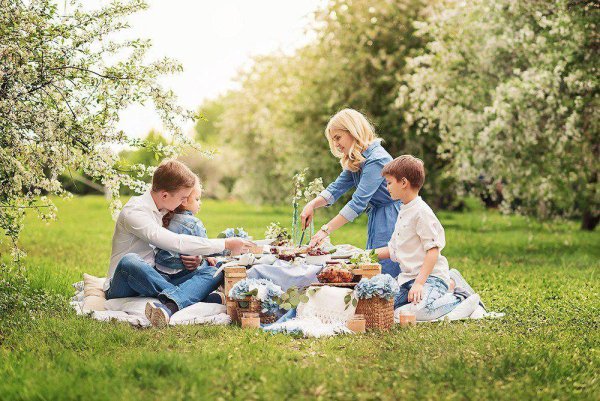 Семья в парке на пикнике