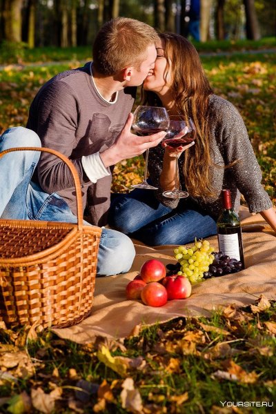 Лав стори пикник на природе летом