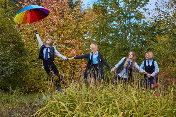 Осенняя фотосессия для выпускного альбома в школе.