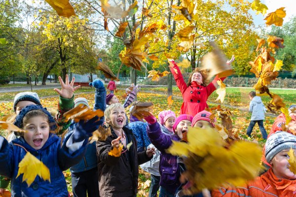 Дети на улице осенью