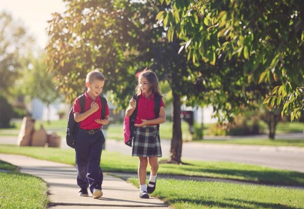 Мальчик и девочка гуляют