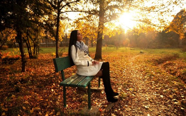 Девушка в парке осенью