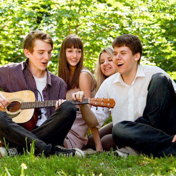 Гитарист в компании друзей
