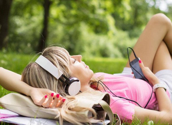 Женщина в наушниках