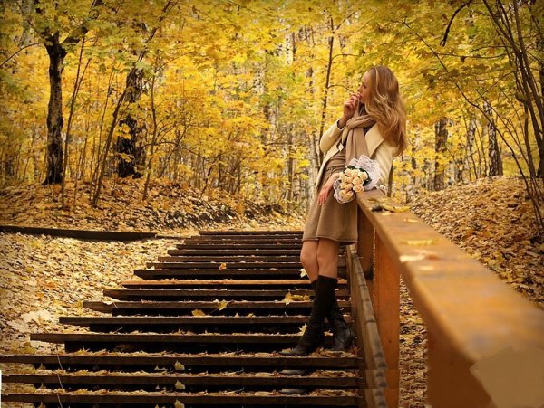 Женщина в осеннем парке