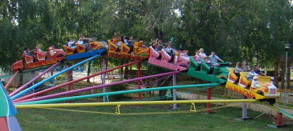 Парк Победы Челны аттракцион Веселые горки