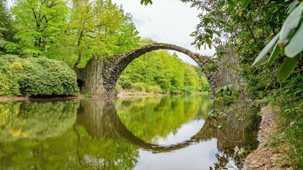 Апрель парк мост