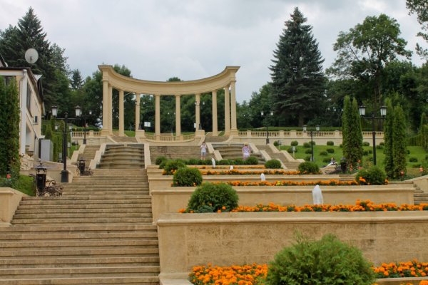 Колоннада каскадной лестницы Кисловодск