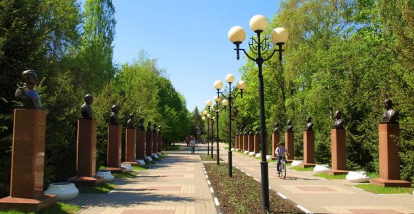 Белгород аллея героев в парке Победы