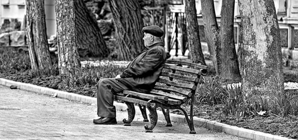 Старики на лавочке в парке