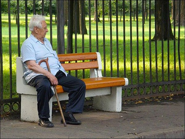Старик на скамейке в парке