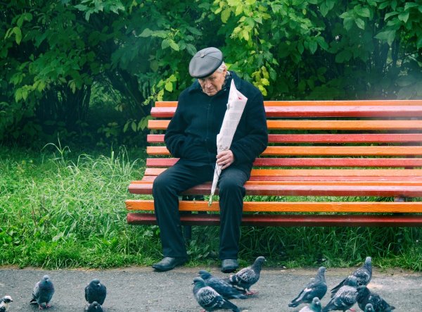 Люди на лавочке