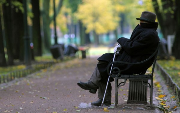 Одинокий старик на скамейке