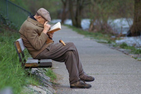 Старик сидит на скамейке
