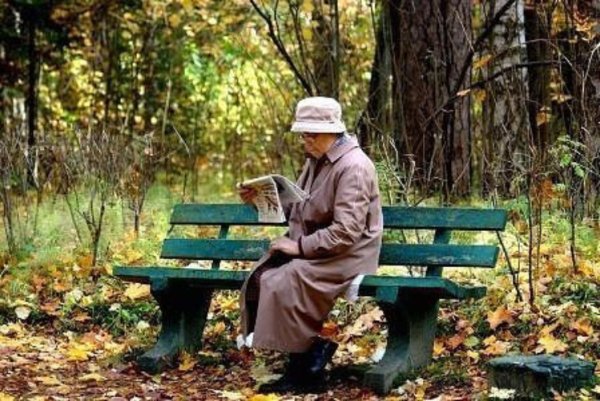Бабушка сидит на скамейке