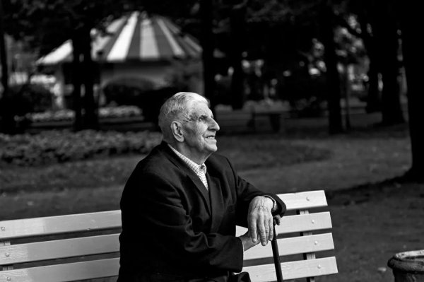 Фред Гринберг на скамейке в парке 1964