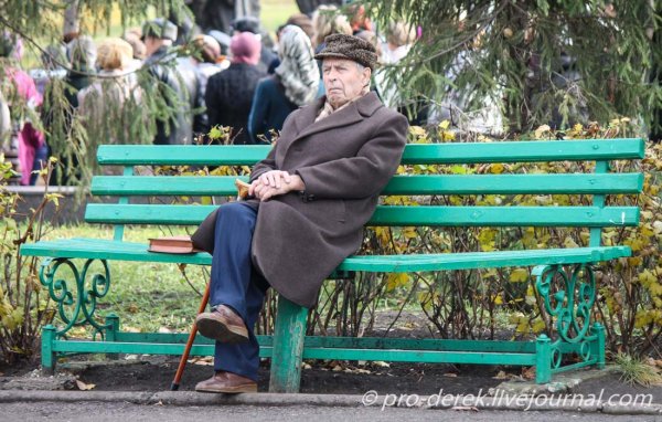 Пожилые на лавочке