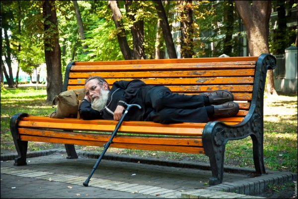 Человек на скамейке