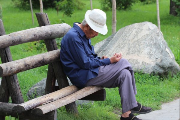 Старик на скамейке