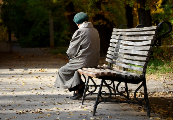 Люди на лавочке